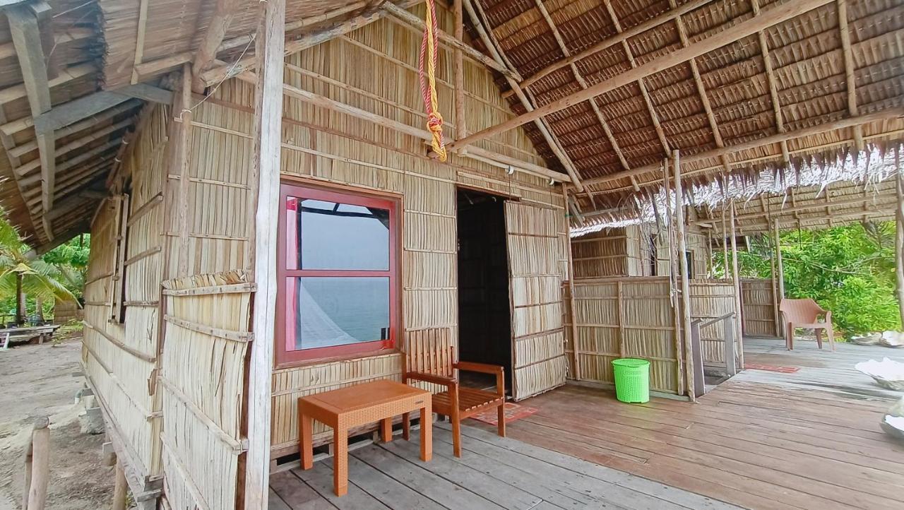 Erens Guest House Waisai Экстерьер фото